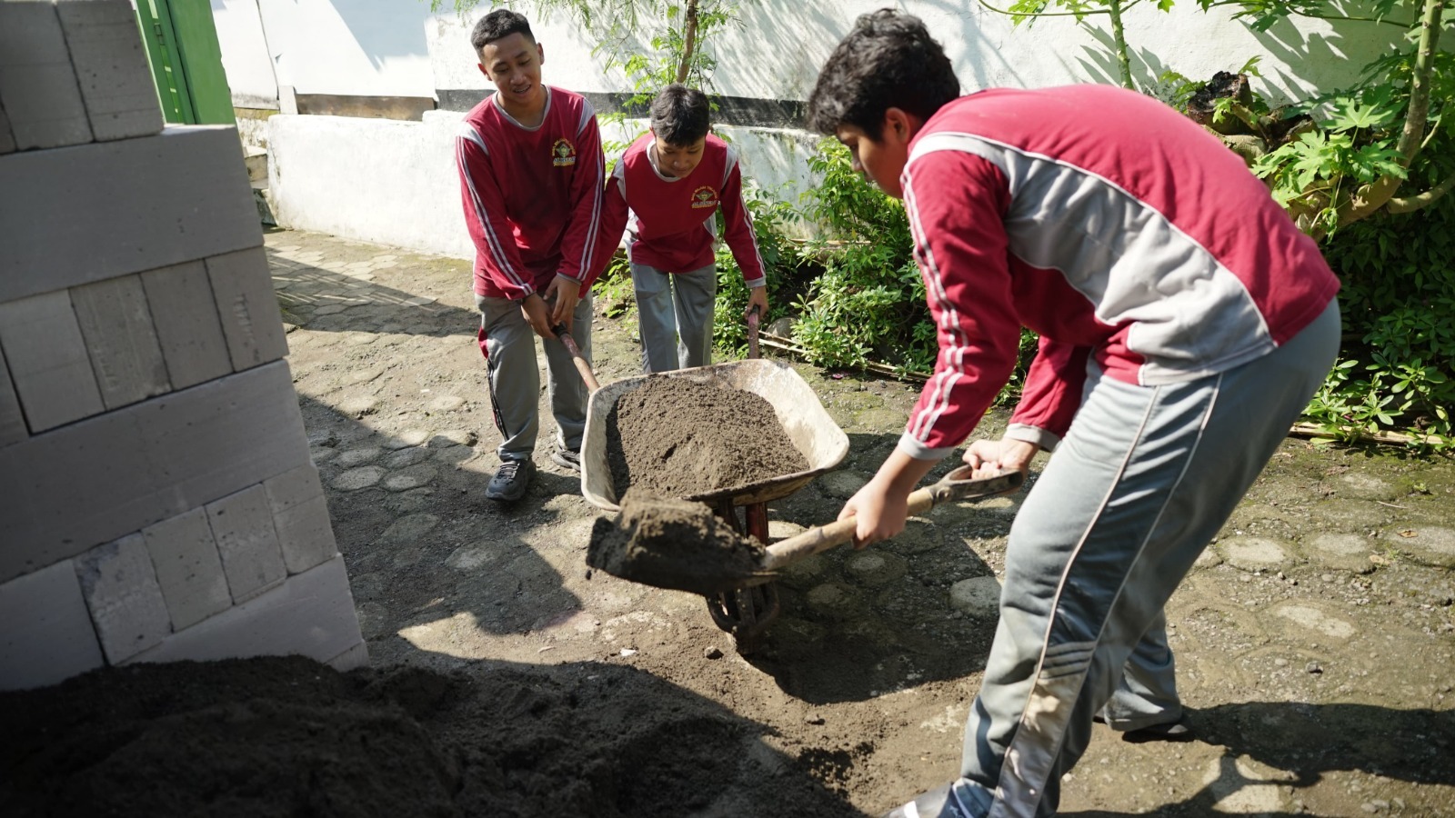 PLM SMAIT Al Irsyad: Menumbuhkan Kepedulian Sosial Lewat Aksi Nyata di Masyarakat