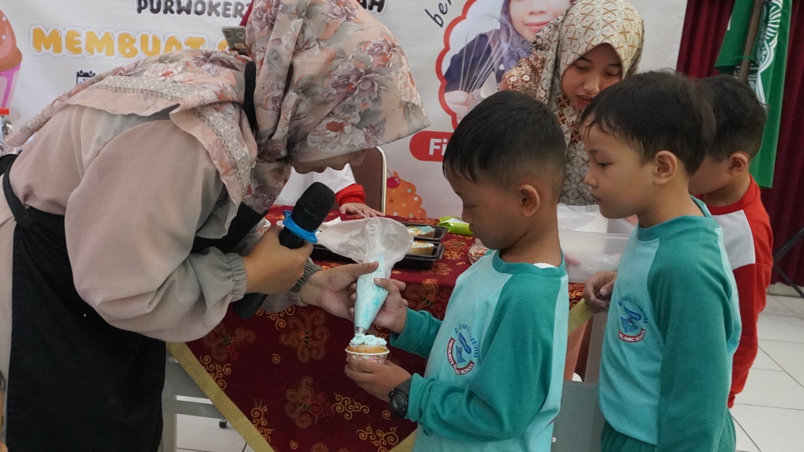 Siswa KB TK Al Irsyad Al Islamiyyah Purwokerto Belajar Profesi Baker Lewat Kelas Inspirasi