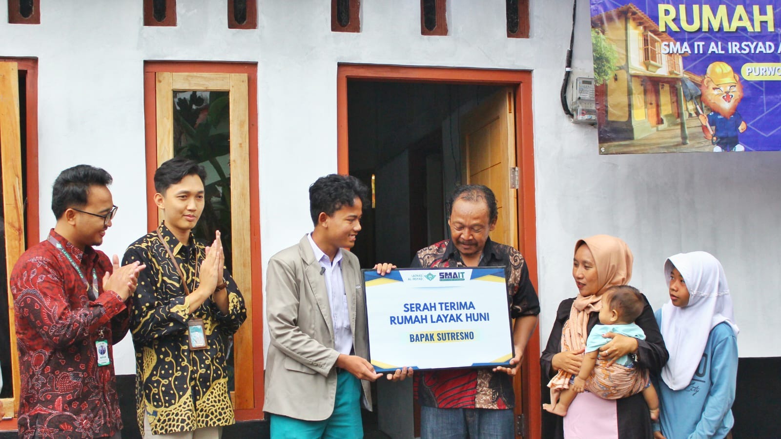 Aksi Nyata Peduli Sesama, SMA IT Al Irsyad Al Islamiyyah Purwokerto Serahkan Bantuan Bedah dan Benah Rumah ke Warga