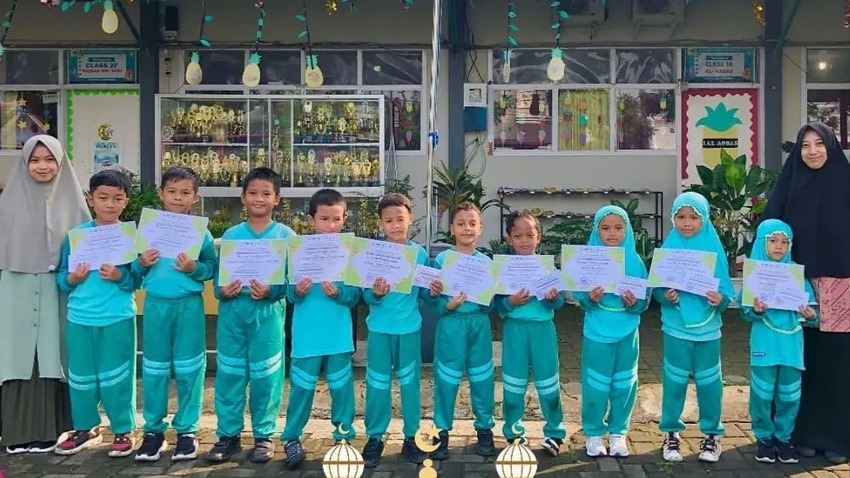 SD Al Irsyad Al Islamiyyah 02 Purwokerto Bagikan Reward Puasa Penuh dan Lomba Kartu Lebaran untuk Siswa Kelas 1
