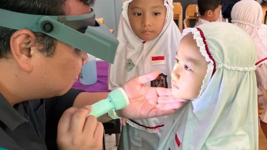 Bersama Ahlinya, Siswa Kelas 1 SD Al Irsyad Kenali dan Jaga Kesehatan Mata Sejak Dini